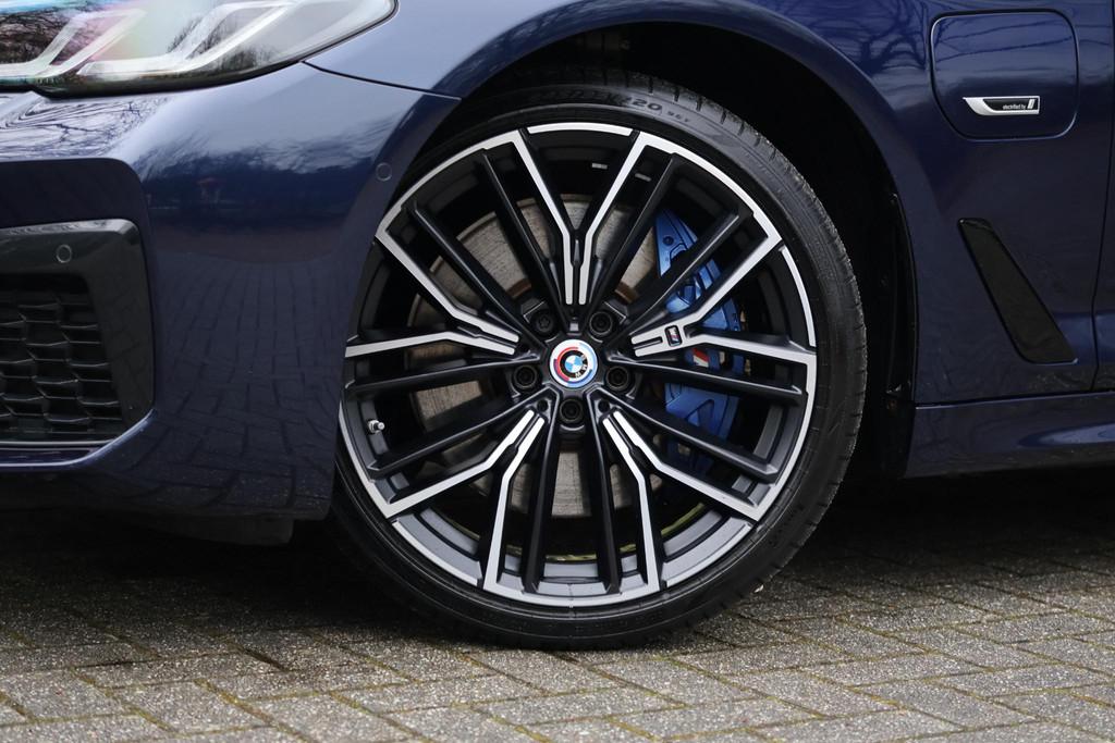 BMW 5-serie 545e xDrive High Executive Edition M-Sport Pro |, Auto's, BMW, Gebruikt, 394 pk, Blauw, Vierwielaandrijving
