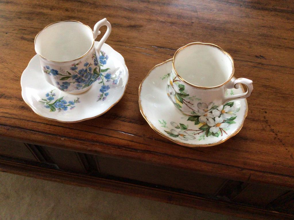 Royal Albert mocca kopjes, Ophalen of Verzenden, Zo goed als nieuw, Porselein, Kop en/of schotel