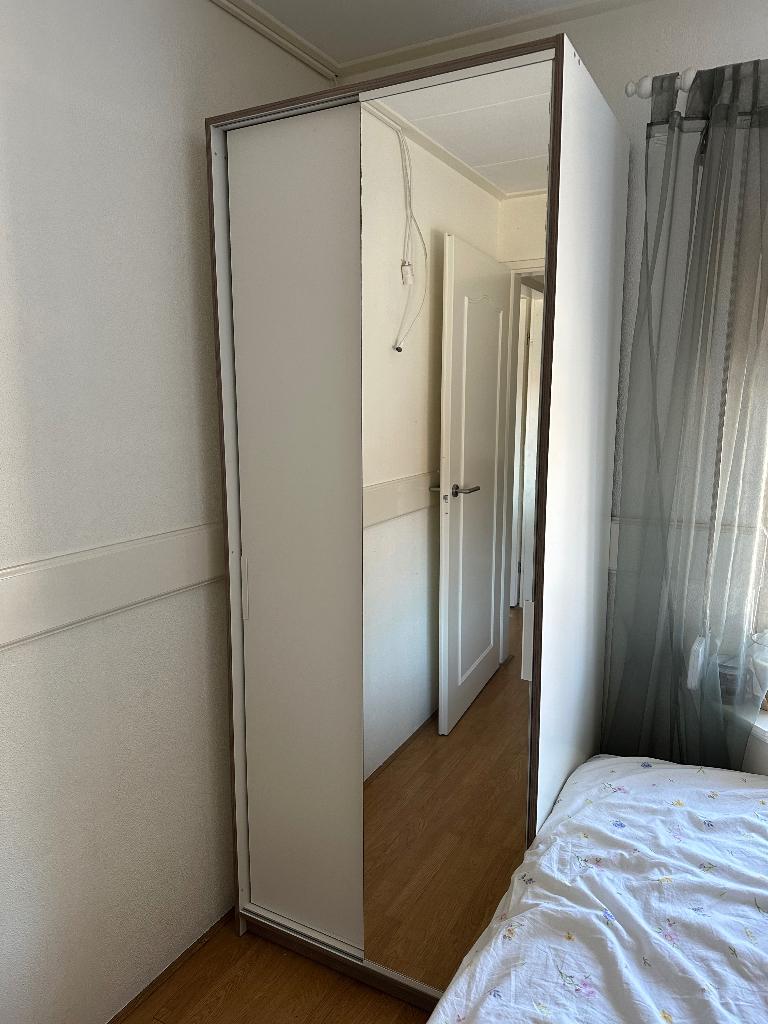 Witte kledingkast met schuifdeuren + spiegel, Huis en Inrichting, Kasten | Kledingkasten, Ophalen, 200 cm of meer, Witte kast met houtkleurige accenten