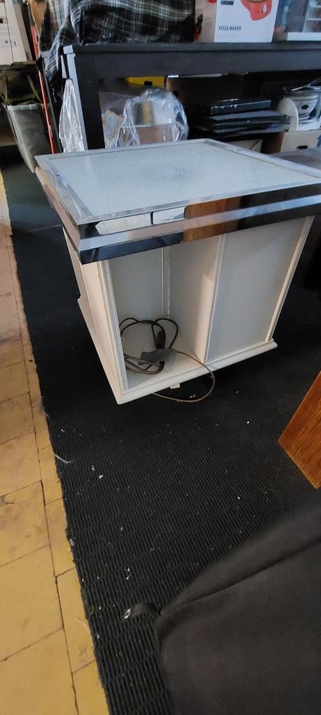 Draaibare boekentafel met verlichting, Ophalen