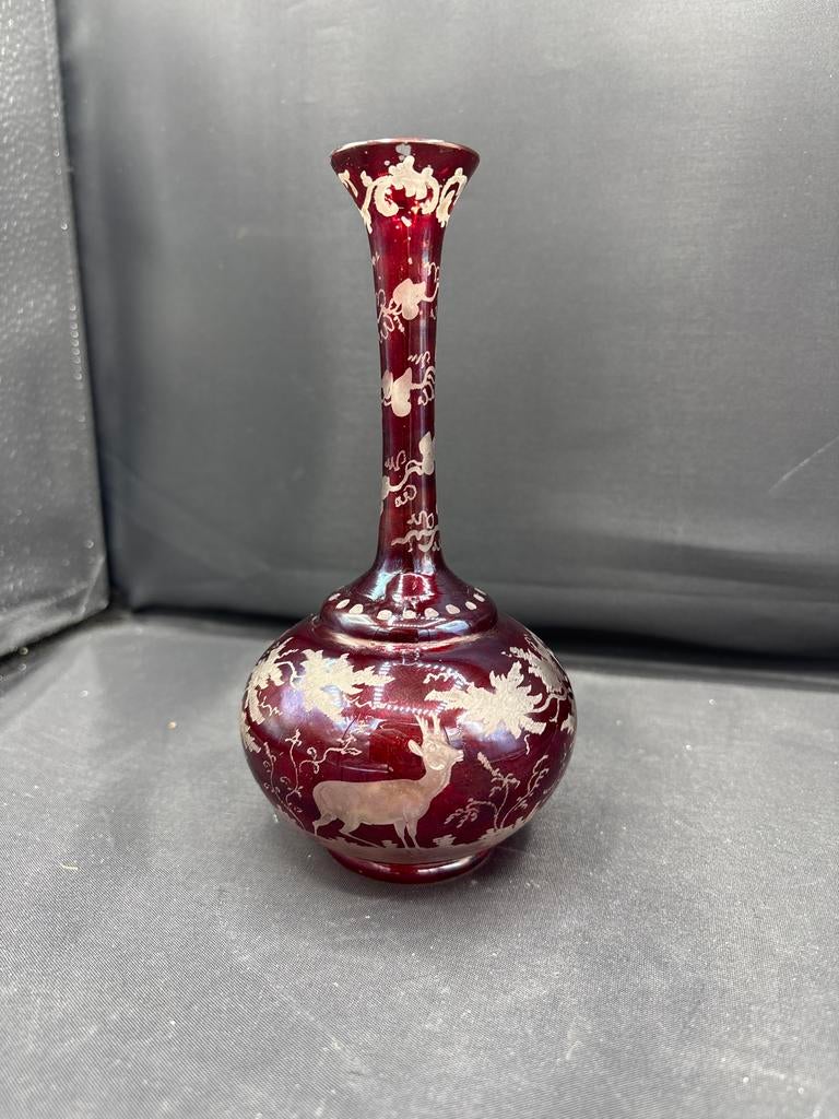 Antieke Boheemse robijnrode vaas met wilddeco, Antiek en Kunst, Antiek | Vazen, Ophalen of Verzenden