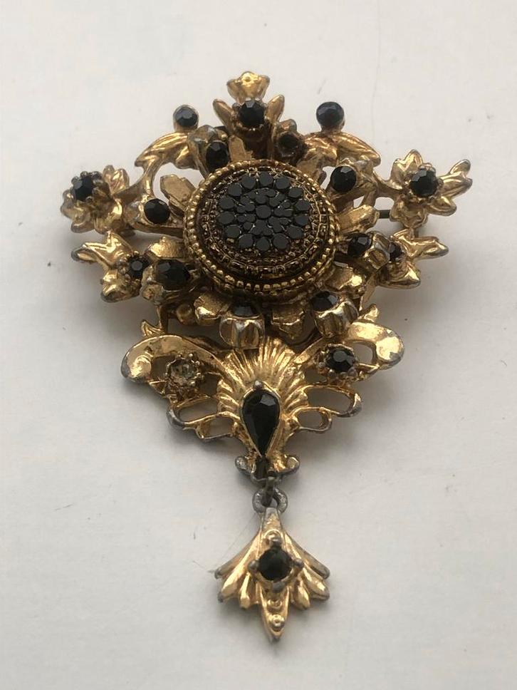 Vintage Sphinx broche goudkleurig met zwart, Sieraden, Tassen en Uiterlijk, Broches, Gebruikt, Overige materialen, Goud, 4 tot 7 cm