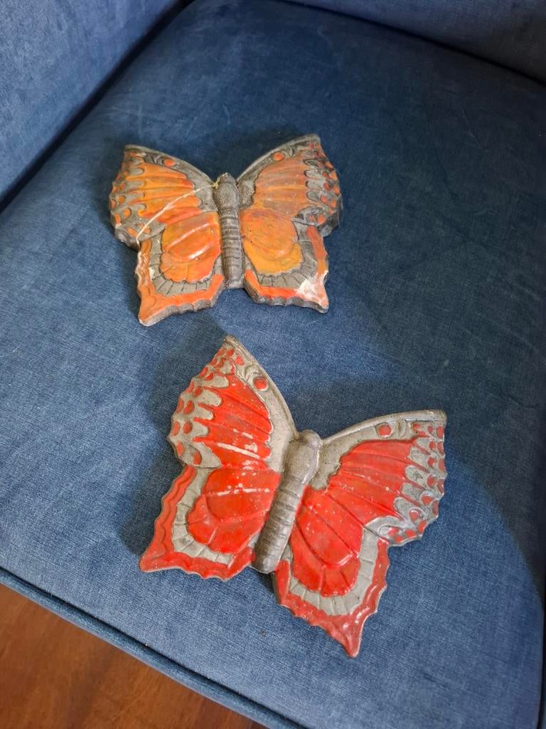 2 stenen vlinders - decoratie voor huis of tuin, Ophalen of Verzenden, Gebruikt, Rood, Steen/keramiek