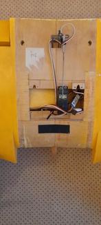 2 motorig vliegtuig Beechcraft met ailerons en remkleppen, 100 liter of meer, Ophalen of Verzenden, Transportkar