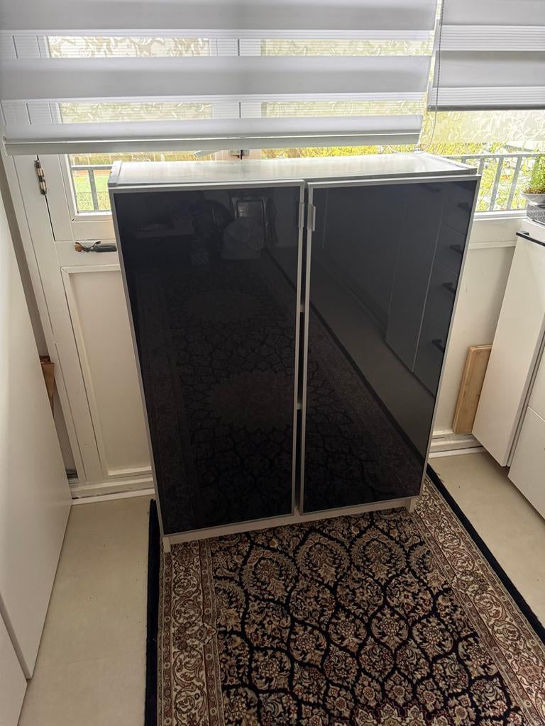 Moderne kast met glazen deuren en planken, Ophalen, Gebruikt, 100 tot 150 cm, 50 tot 100 cm