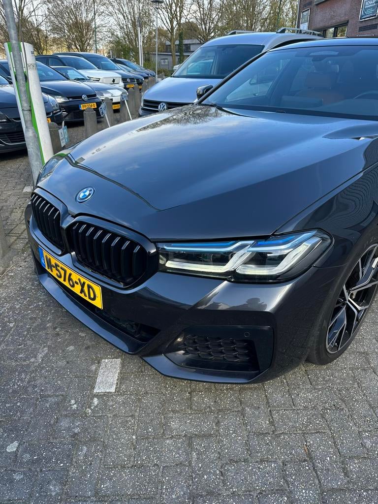 BMW 5-Serie 530e 292pk Aut 2022 M uitvoering Nl auto, Auto's, 1998 cc, Achterwielaandrijving, 4 cilinders, Dealer onderhouden