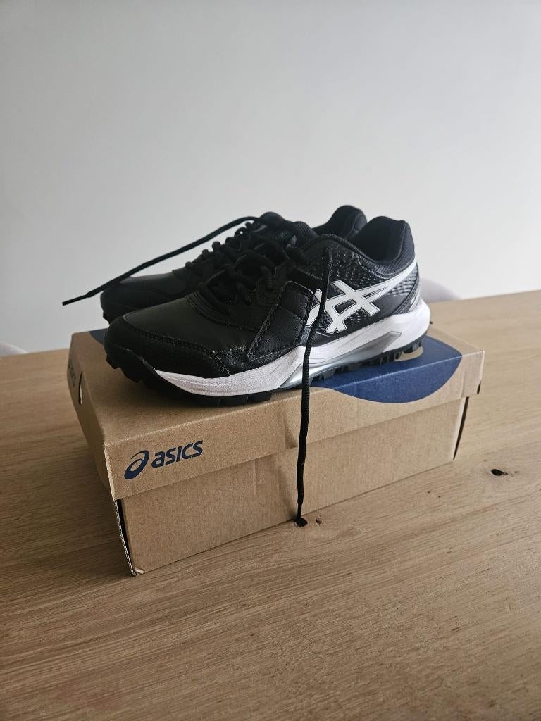 Asics kunstgras schoenen maat 38, Sport en Fitness, Korfbal, Ophalen of Verzenden, Zo goed als nieuw, Schoenen