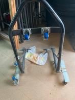 Achterwiel bok / paddock stand, Ophalen