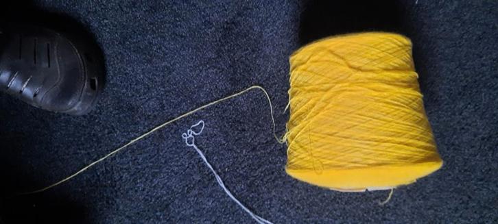 Grote kanarie-gele kone dunne breimachine garen 818 gram, Hobby en Vrije tijd, Breien en Haken, Haken, Wol of Garen, Ophalen of Verzenden