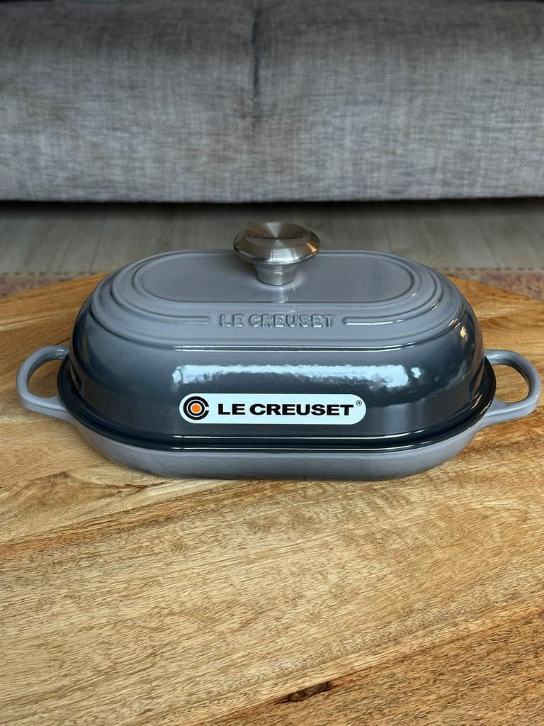 Le Creuset gietijzeren broodpan 29 cm – Flint (ovaal), Huis en Inrichting, Ophalen of Verzenden, Nieuw, Gietijzer, Koekenpan of Braadpan