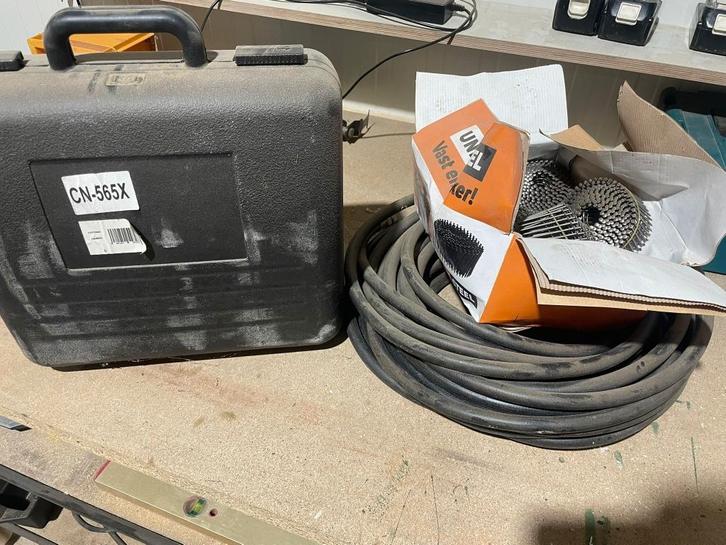 Pneumatische coil spijkermachine met spijkers en luchtslang, Doe-het-zelf en Verbouw, Gereedschap | Handgereedschap, Zo goed als nieuw