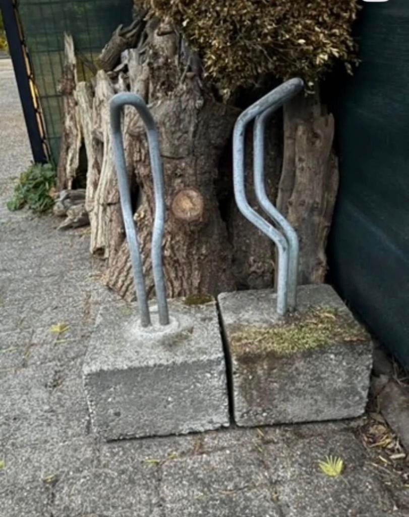 Twee fietsenrekken met betonnen voet., Fietsen en Brommers, Fietsaccessoires | Fietsenrekken, Ophalen of Verzenden, Gebruikt