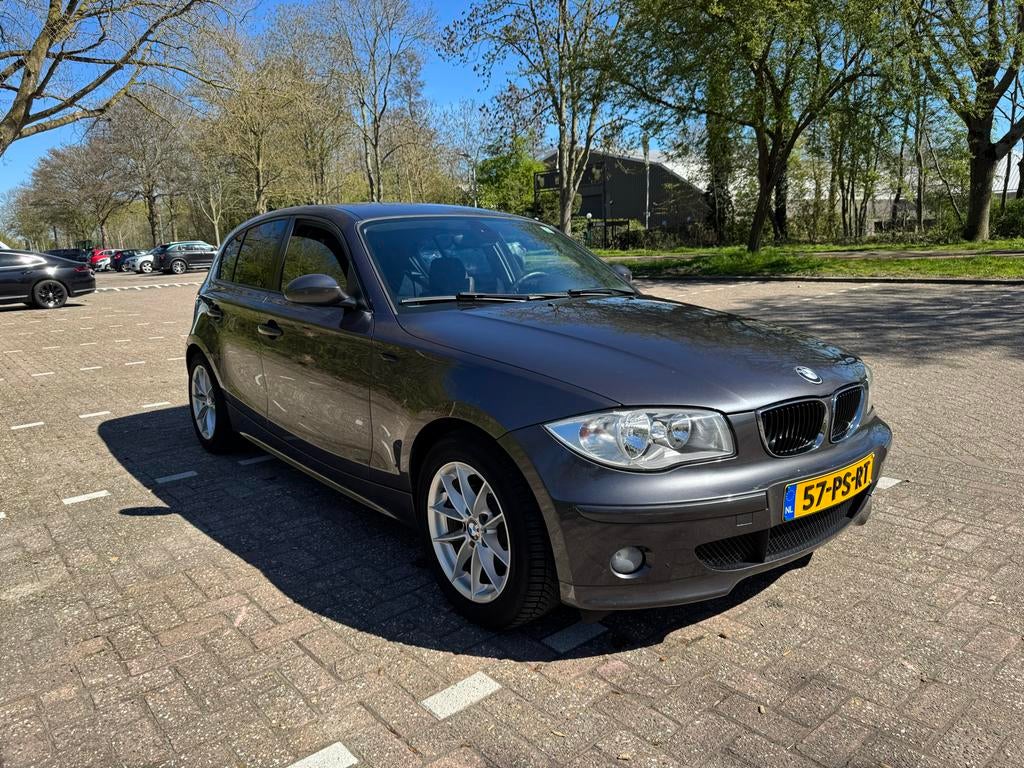 BMW 1-Serie 2.0 120I AUTOMAAT 2004 Grijs, Auto's, 1995 cc, 4 cilinders, 1200 kg, Particulier