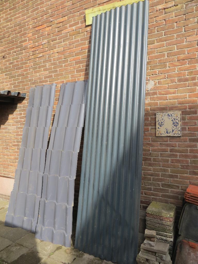 2 ijzeren golfplaten (dakpanprofiel) met coating € 5, Ophalen, Zwart, 15 m² of meer, Golfplaat