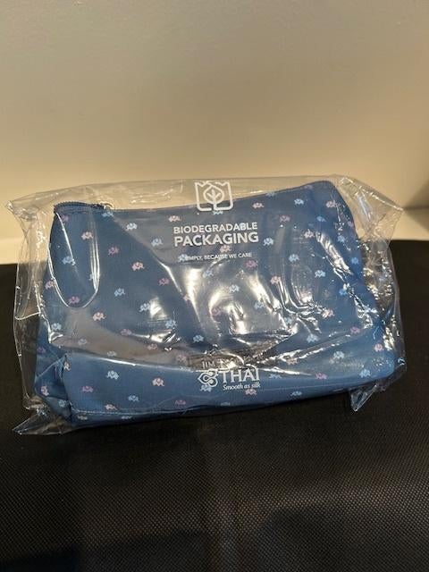 Thai Airways Business Class amenity kit, Ophalen of Verzenden, Nieuw, Blauw, Heer of Dame