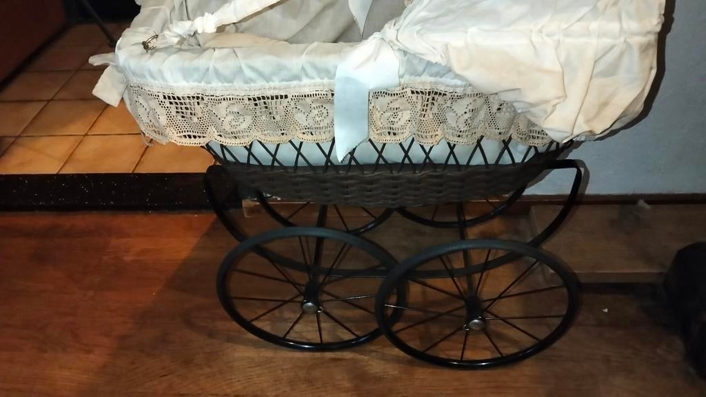 Mooie grote poppenwagen kinderwagen kant stof, Antiek en Kunst, Ophalen