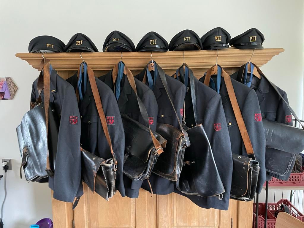 PTT postbode uniform met lederen tas origineel, Ophalen of Verzenden, Gebruikt, Kostuum of Pak
