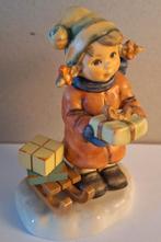 Hummel beeldje meisje met cadeautjes, Ophalen of Verzenden, Zo goed als nieuw, Hummel