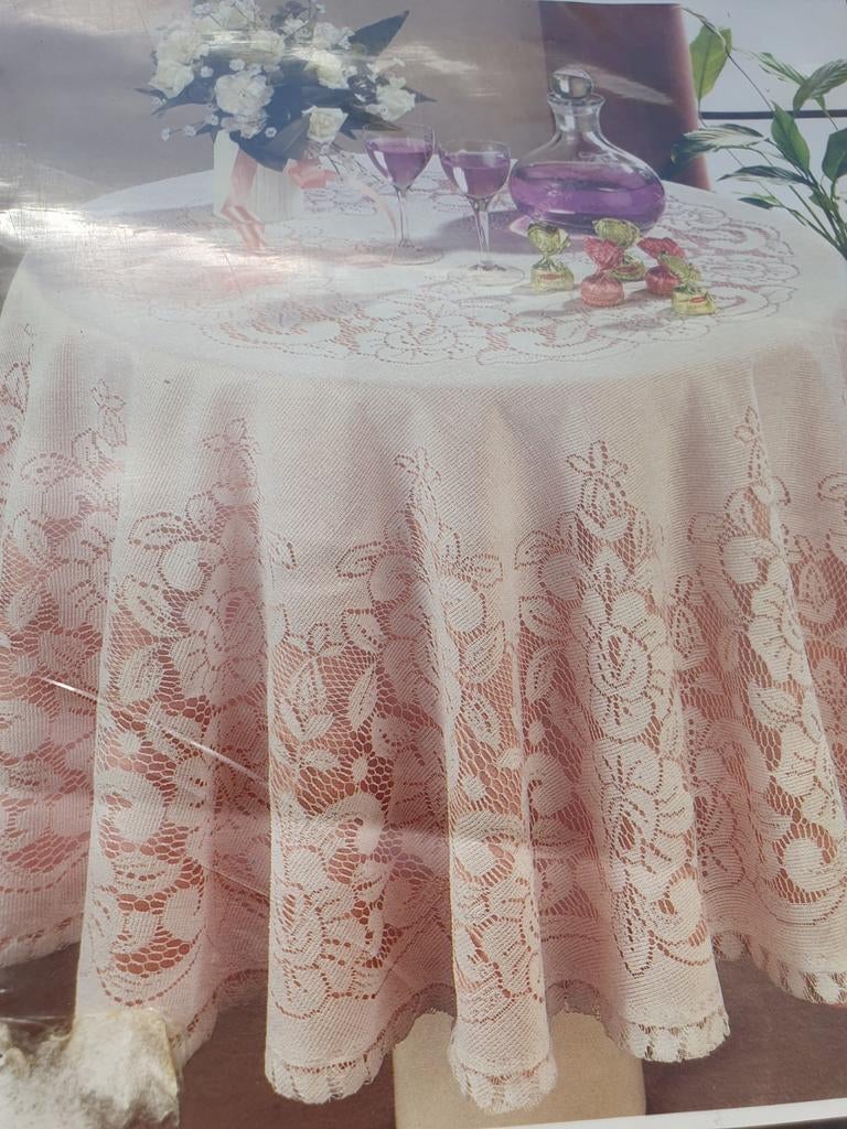 Een romantisch kanten tafelkleed- Rond 160 cm, Huis en Inrichting, Ophalen of Verzenden, Nieuw, Rond, Binnen