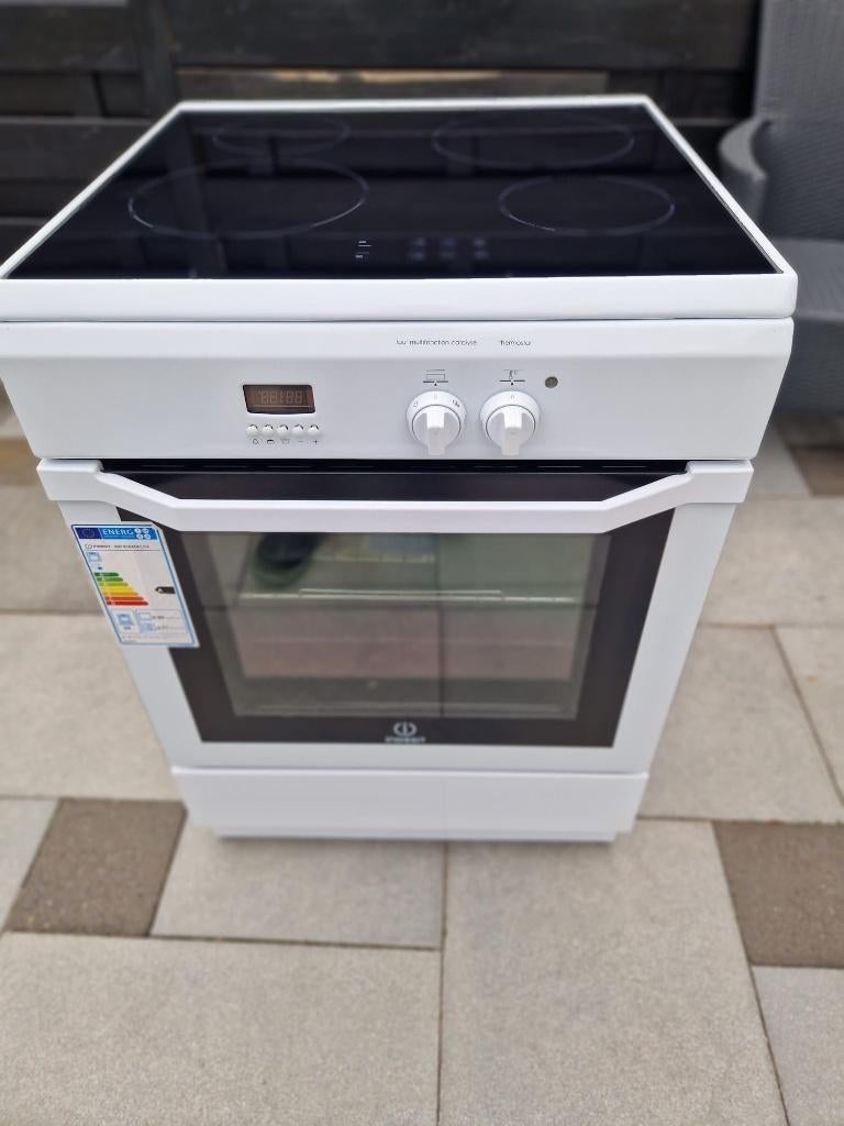 Indesit inductie fornuis (elektrisch), Witgoed en Apparatuur, Fornuizen, Ophalen, Warmhoudplaat, 4 kookzones, Zo goed als nieuw