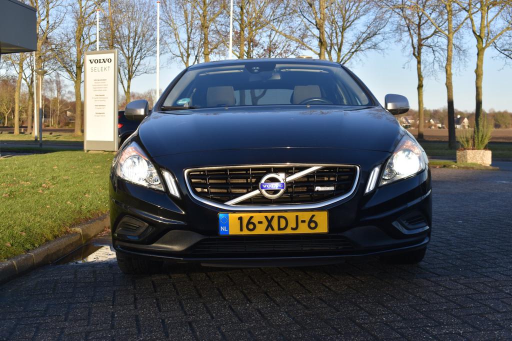 Volvo V60 T3 180PK R-Design | Polestar | 18" LMV | Getint gl, Auto's, Volvo, Voorwielaandrijving, Gebruikt, Zwart, 4 cilinders