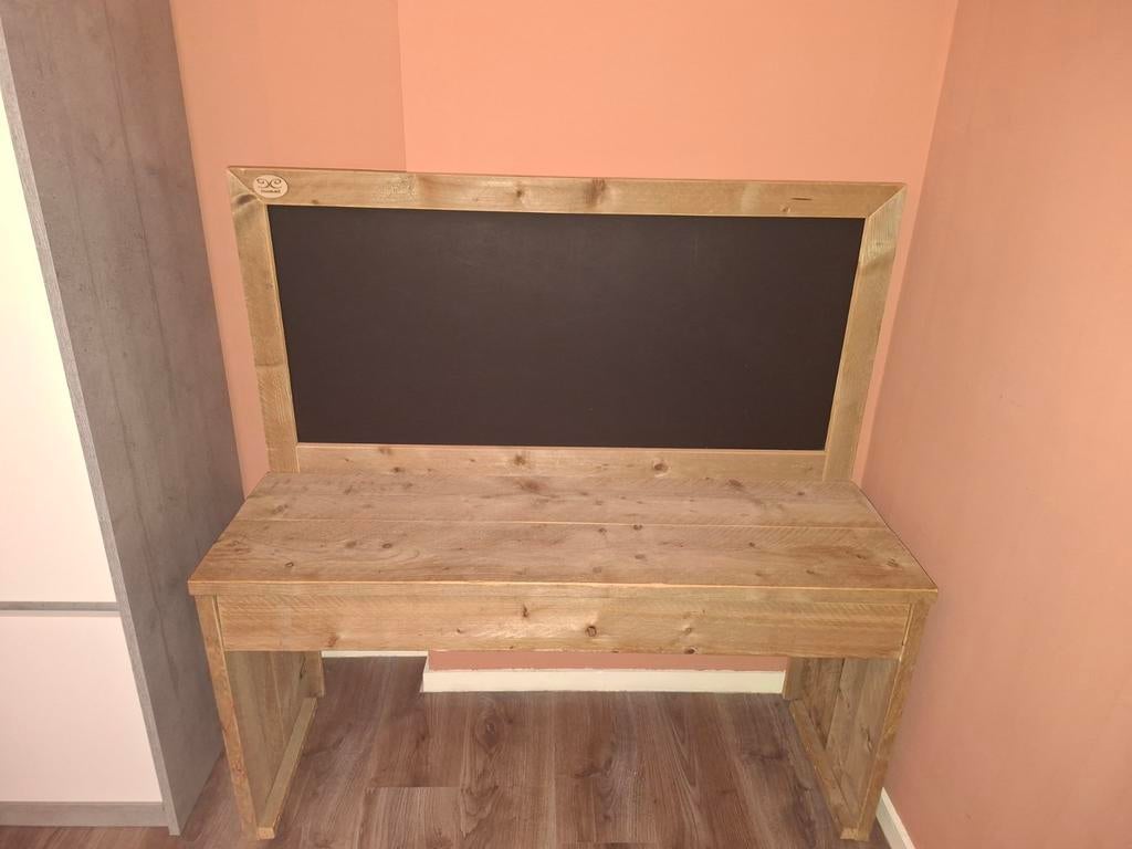 Kinderbureau van steigerhout met krijtbord en lade., Kinderen en Baby's, Kinderkamer | Tafels en Stoelen, Ophalen of Verzenden