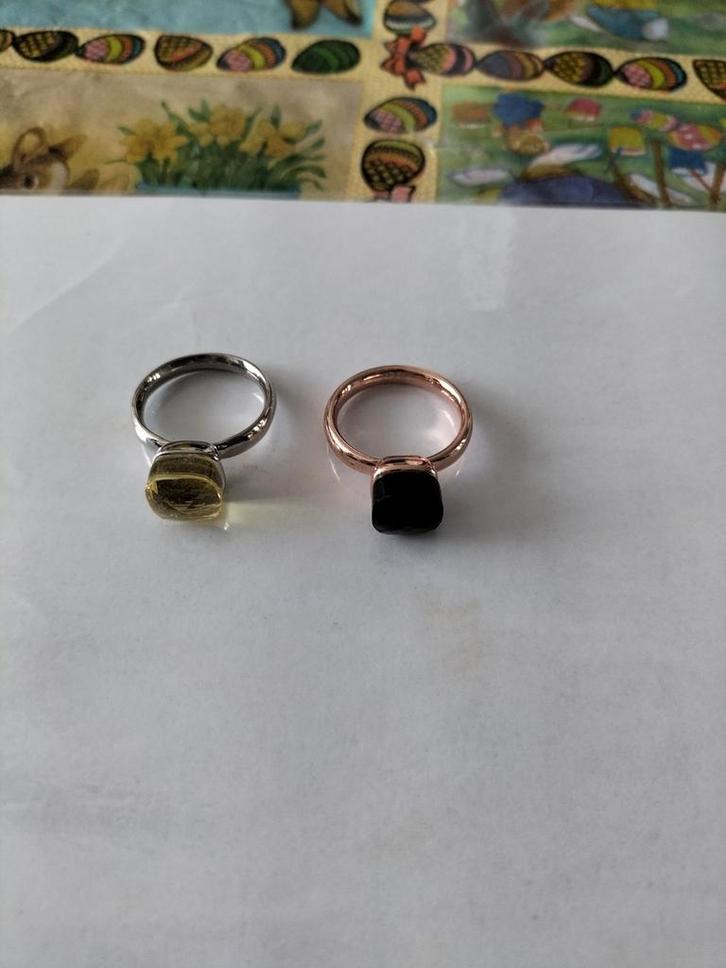 Twee ringen met steen, zilverkleurig en roségoudkleurig, Sieraden, Tassen en Uiterlijk, Ringen, Dame, 17 tot 18, Zilver, Ophalen of Verzenden