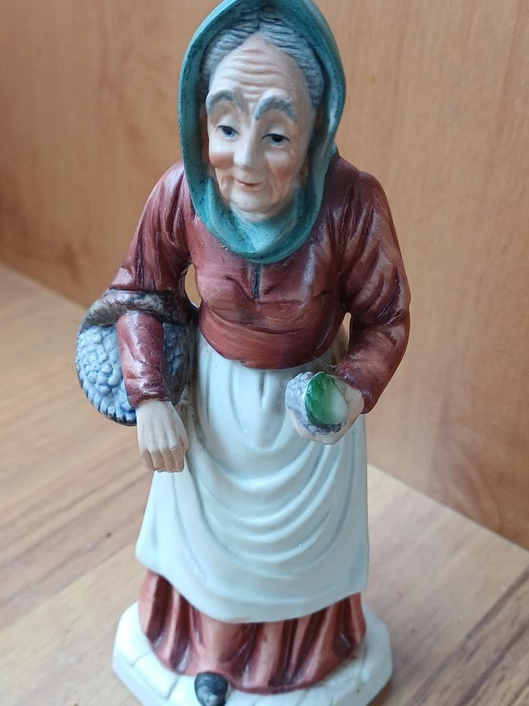 Vintage beeldje oude vrouw met mand en appel, Verzamelen, Beelden en Beeldjes, Ophalen of Verzenden