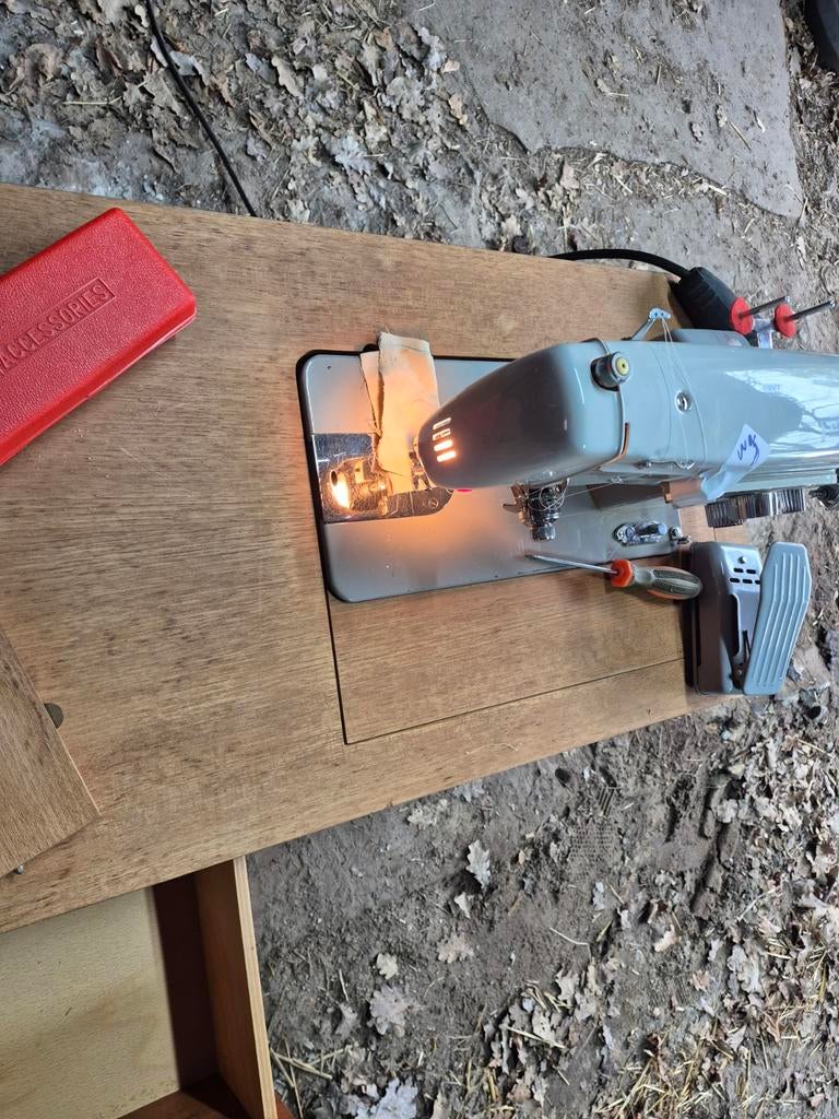PMC Naaimachine werkt goed, rubber moet vervangen worden, Hobby en Vrije tijd, Ophalen, Gebruikt, Naaimachine, Overige merken
