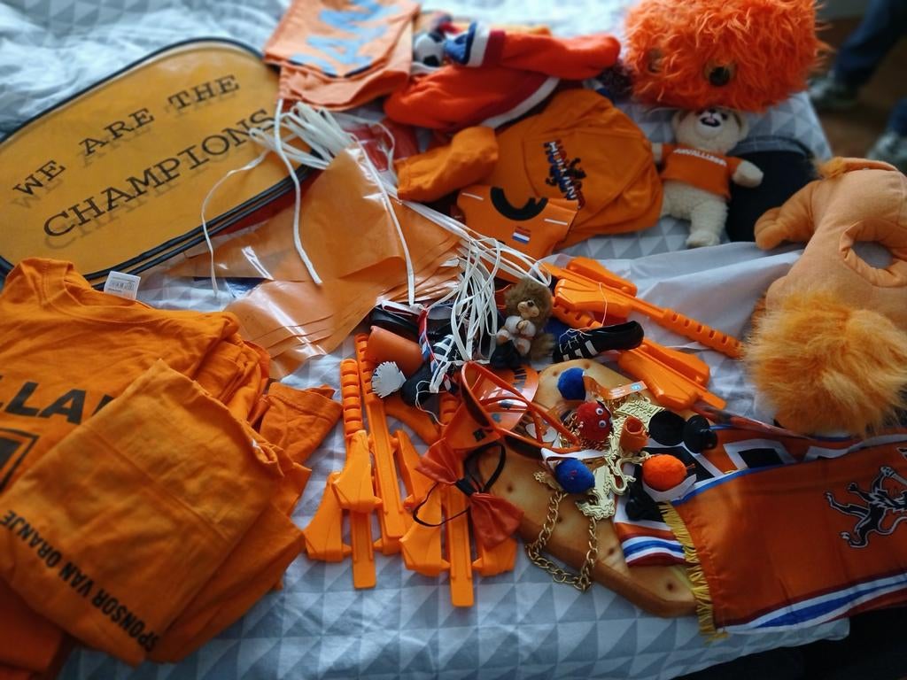 Oranje feestartikelen volle doos, Hobby en Vrije tijd, Feestartikelen, Versiering, Oranje of Koningsdag, Ophalen of Verzenden