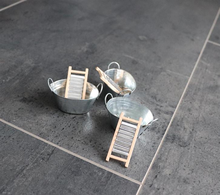 Wastobbe met wasbord miniatuur nieuw 1:12, Verzamelen, Poppenhuizen en Toebehoren, Nieuw, Decoratie, Ophalen of Verzenden