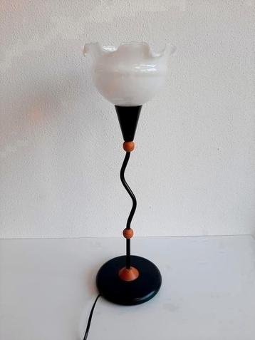 Mooi tafellamp met golvende voet en melkglas kap beschikbaar voor biedingen