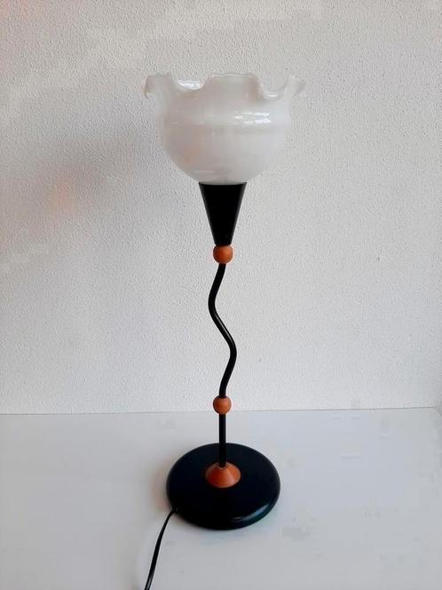 Mooi tafellamp met golvende voet en melkglas kap, Huis en Inrichting, Lampen | Tafellampen, Zo goed als nieuw, Glas, Metaal, Ophalen of Verzenden