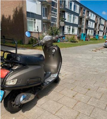 Zeer nette Vespa look 25 km blauwe kenteken 1e eigenaar beschikbaar voor biedingen