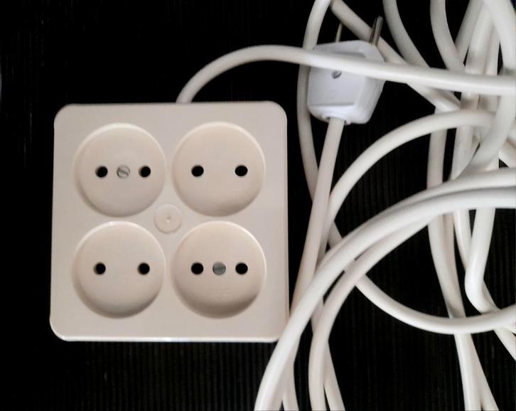 Nieuwe vierkante monteerb.stekkerdoos 4-voudig 7 meter snoer, Doe-het-zelf en Verbouw, Elektra en Kabels, Nieuw, Ophalen of Verzenden