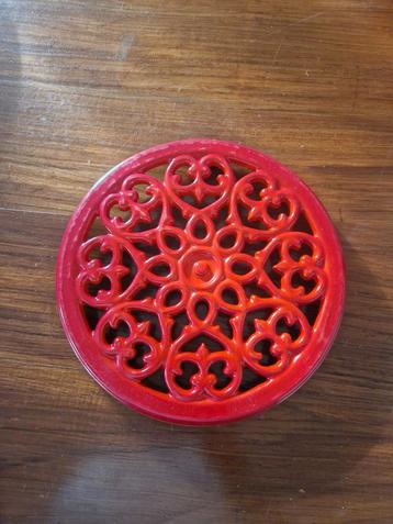 Rode Onderzetter met Bloemmotief beschikbaar voor biedingen