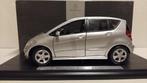 Mercedes Benz A klasse silver line Dealerbox Maisto 1:18 KRD, Ophalen of Verzenden, Zo goed als nieuw, Auto, Maisto