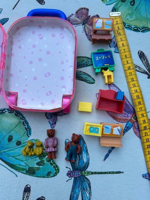 Klein plastic koffertje met klein beren schooltje, Kinderen en Baby's, Kinderspulletjes, Gebruikt, Ophalen of Verzenden