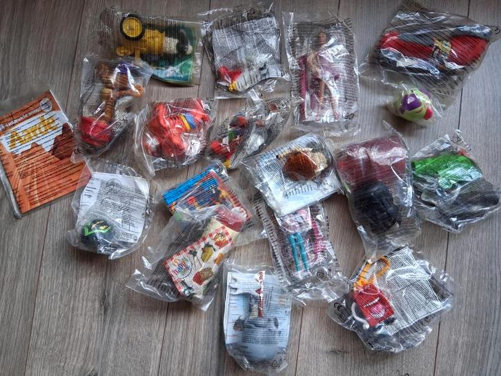 18 stuks HAPPY MEAL cadeautjes in verpakking, Verzamelen, Poppetjes en Figuurtjes, Nieuw, Ophalen of Verzenden