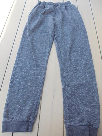 Donkergrijze joggingbroek beschikbaar voor biedingen