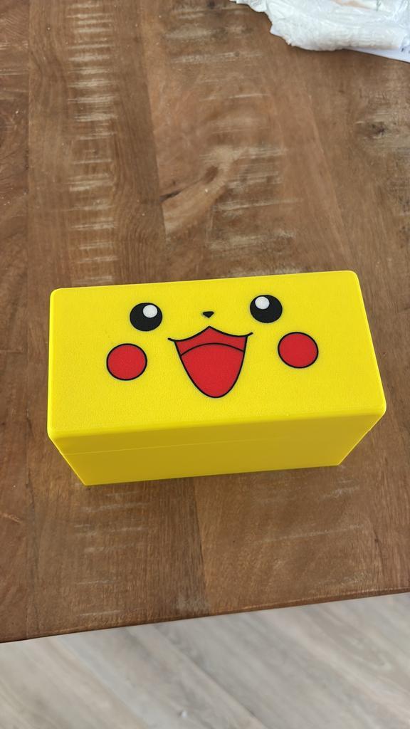 Pikachu deckbox / opbergdoos Pokémon kaarten, Verzamelen, Speelkaarten, Jokers en Kwartetten, Zo goed als nieuw, Speelkaart(en)