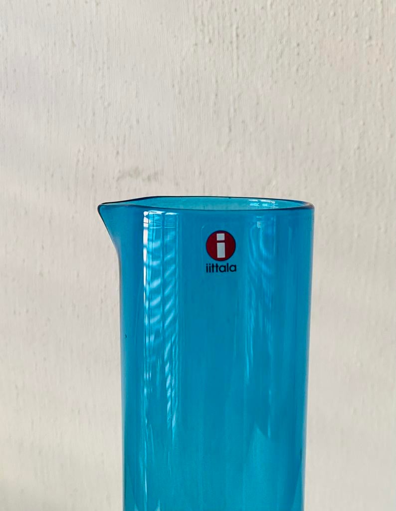 Iittala blauw glazen vaas / waterkan Essence, Gebruikt, Finland, Blauw, Ophalen of Verzenden