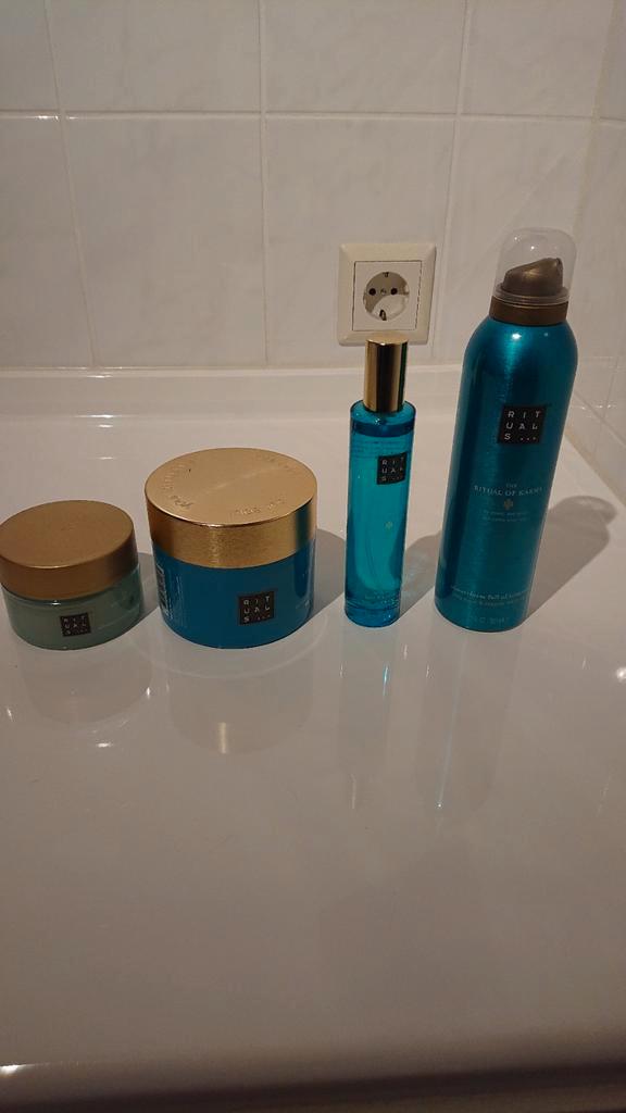 Nieuwe 4 Delige set van Rituals., Sieraden, Tassen en Uiterlijk, Uiterlijk | Lichaamsverzorging, Nieuw, Bodylotion, Crème of Olie
