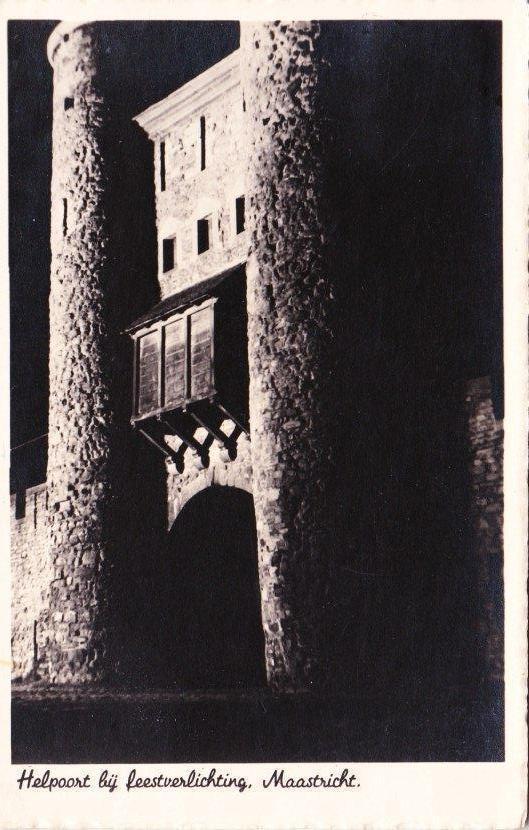 MAASTRICHT,-Helpoort bij Feestverlichting.Foto Hub Leufkens., Verzamelen, Ansichtkaarten | Nederland, Gelopen, Limburg, 1920 tot 1940
