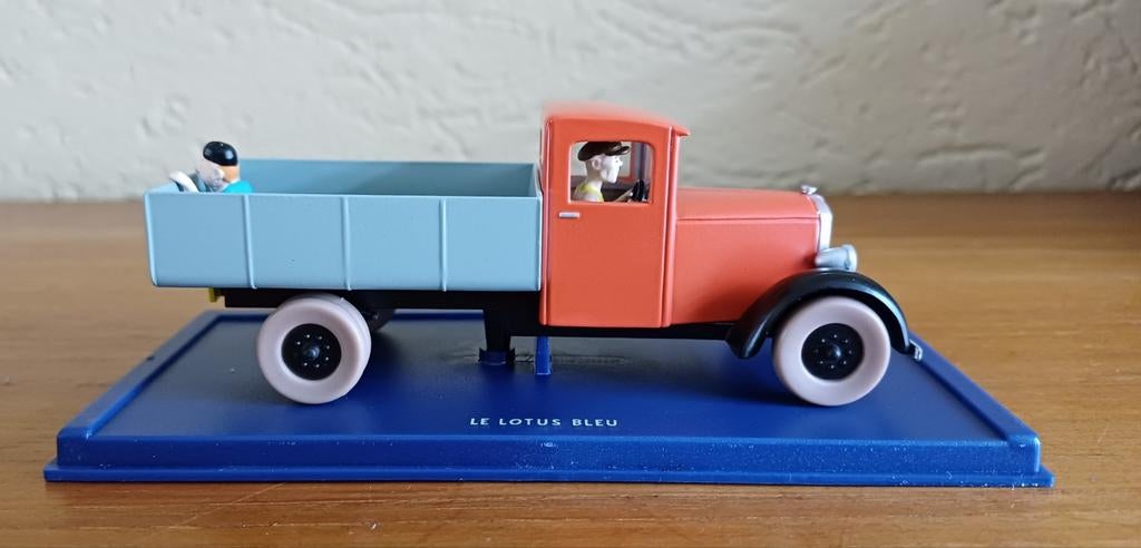 De rode vrachtwagen Kuifje auto #Tintin 1:43 de Blauwe Lotus, Verzamelen, Stripfiguren, Zo goed als nieuw, Beeldje of Figuurtje