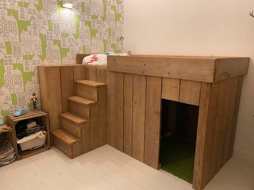 Slaapkamer Steigerhout Zomerzoen bed met kast en bureau, Kinderen en Baby's, Kinderkamer | Stapelbedden en Hoogslapers, Zo goed als nieuw