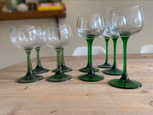 Vintage Franse wijnglazen met groene voet, Verzamelen, Glas en Borrelglaasjes, Zo goed als nieuw, Overige typen, Ophalen