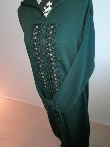 Donkergroene Marokkaanse Jelaba beschikbaar voor biedingen