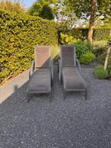 twee grijze ligbedden voor in de tuin of op balkon beschikbaar voor biedingen