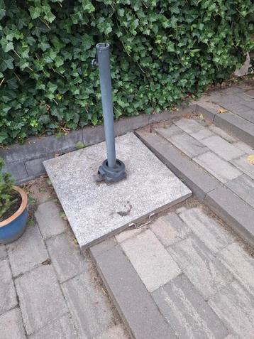 Granieten parasolvoet 75x 75cm beschikbaar voor biedingen